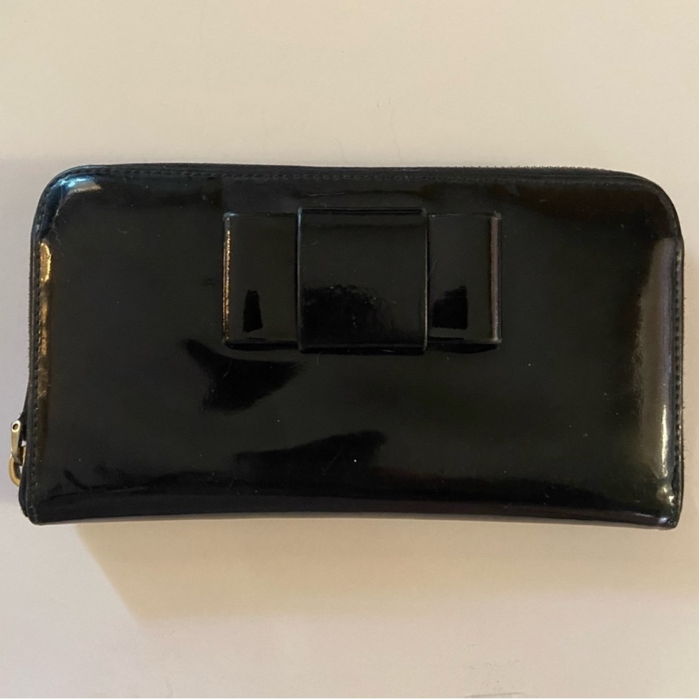Miu Miu Black Patent Leather Zippy Wallet w pink leather lining + bow detail. - Picture 2 of 6